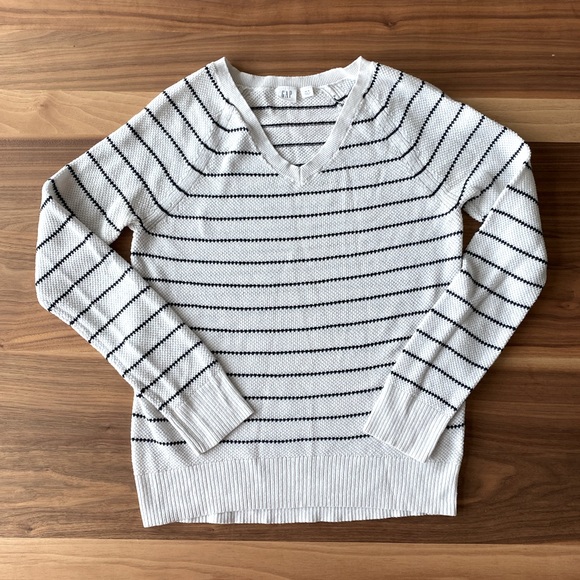 Gap White V-Neck Sweater - Picture 2 of 5